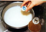 ボウルにEMと糖蜜又は砂糖、米のとぎ汁うを入れ、よくかき混ぜる。