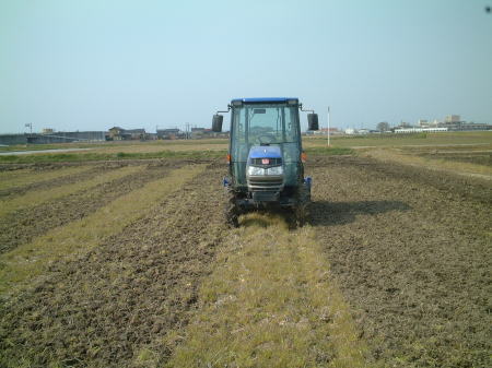 雪解け後、有機米の田んぼを耕しました