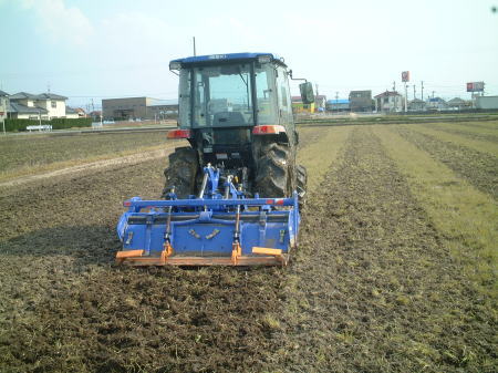 有機栽培のお米ができるまで、耕運作業中