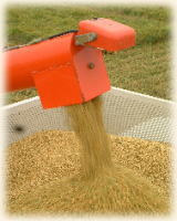 有機栽培米の脱穀運搬作業