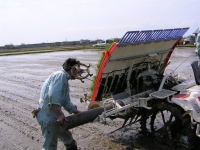 有機栽培米の紙マルチ田植えの作業風景、紙の交換